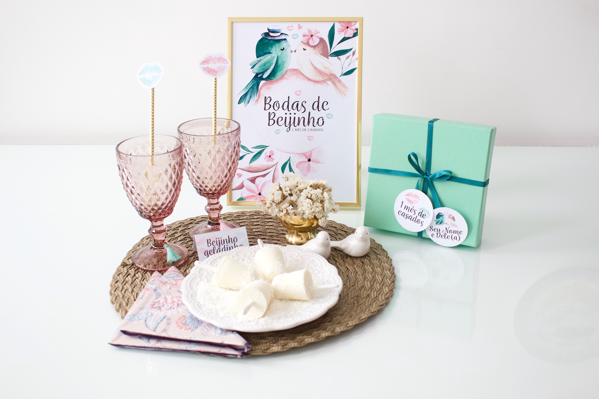 Decoração Bodas de Beijinho com pôster e tags personalizadas